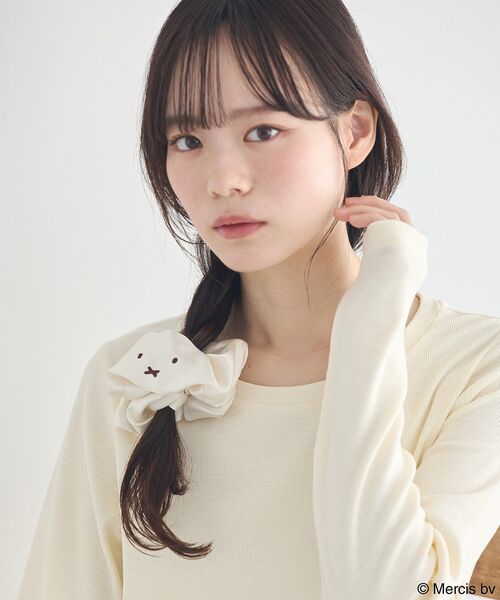 earth music&ecology（アースミュージックアンドエコロジー）の「miffy/earth フェイス刺繍シュシュ（その他ヘアアクセサリー・レディース・ブラウン/アイボリー・FREE）」の5枚目の写真