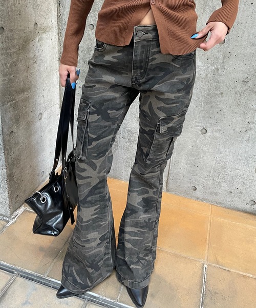 迷彩柄カーゴフレアパンツ（デニムパンツ）｜ROGER AND RAW（ロジャー
