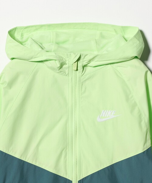 NIKE（ナイキ）の「＜NIKE＞スポーツウェア ウィンドランナー / キッズ（ブルゾン・キッズ・ブラック・140cm/160cm/130cm/150cm）」の2枚目の写真