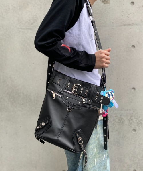 lilful(リルフル)の「【26年春夏新作】フェイクレザーベルトデザインギミックショルダーバッグ(ショルダーバッグ・メンズ・ブラック・F)」の3枚目の写真