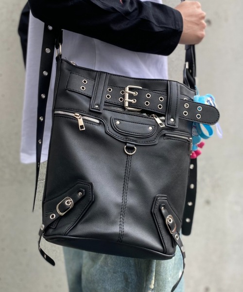 lilful(リルフル)の「【26年春夏新作】フェイクレザーベルトデザインギミックショルダーバッグ(ショルダーバッグ・メンズ・ブラック・F)」の13枚目の写真