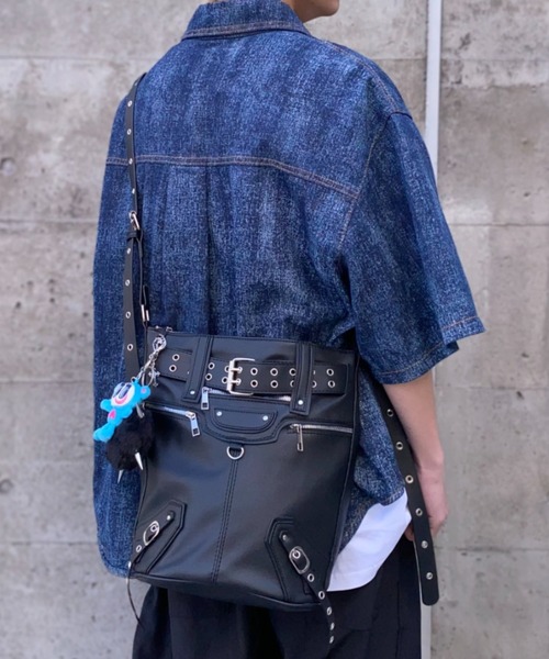 lilful(リルフル)の「【26年春夏新作】フェイクレザーベルトデザインギミックショルダーバッグ(ショルダーバッグ・メンズ・ブラック・F)」の15枚目の写真
