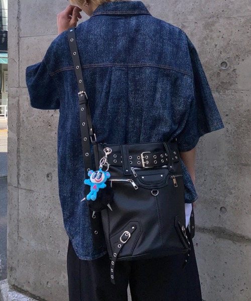 lilful(リルフル)の「【26年春夏新作】フェイクレザーベルトデザインギミックショルダーバッグ(ショルダーバッグ・メンズ・ブラック・F)」の14枚目の写真