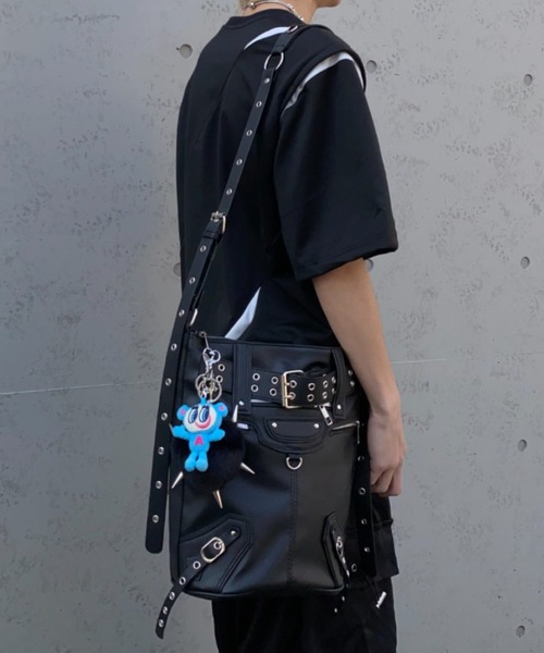 lilful(リルフル)の「【26年春夏新作】フェイクレザーベルトデザインギミックショルダーバッグ(ショルダーバッグ・メンズ・ブラック・F)」の16枚目の写真