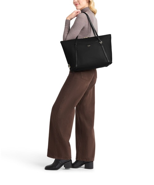 TUMI（トゥミ）の「VOYAGEUR 「キュー」トート（トートバッグ・レディース・ブラック×ゴールド/インディゴブルー/オートミール・FREE）」の9枚目の写真