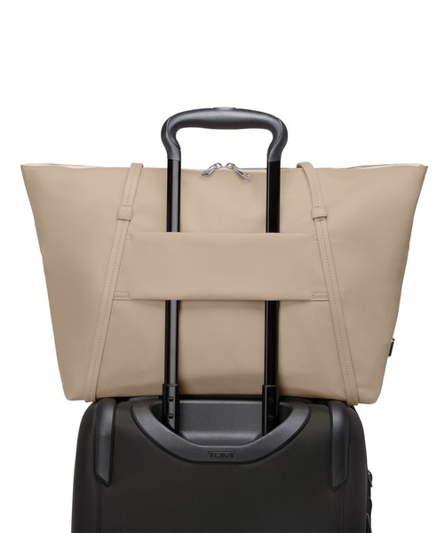 TUMI（トゥミ）の「VOYAGEUR 「キュー」トート（トートバッグ・レディース・ブラック×ゴールド/インディゴブルー/オートミール・FREE）」の22枚目の写真