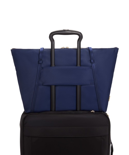 TUMI（トゥミ）の「VOYAGEUR 「キュー」トート（トートバッグ・レディース・ブラック×ゴールド/インディゴブルー/オートミール・FREE）」の7枚目の写真
