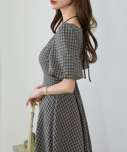 Meiru（メイル）の「チェックパフスリーブフレアワンピース（ワンピース・レディース・ブラウン/ネイビー/ブルー・LARGE/MEDIUM/SMALL）」の5枚目の写真