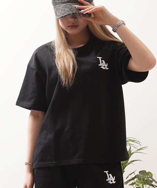 STAY GOLD（ステイゴールド）の「【STAYGOLD】LA ロゴ刺繍 ショート丈 ボックスシルエット 裏毛スウェットTシャツ / セットアップ対応 / LA Logo Embroidered Sweatshirt T-Shirt（Tシャツ/カットソー・レディース・ブラック/ホワイト/グリーン/ネイビー/グレー・XL/M/L）」の3枚目の写真