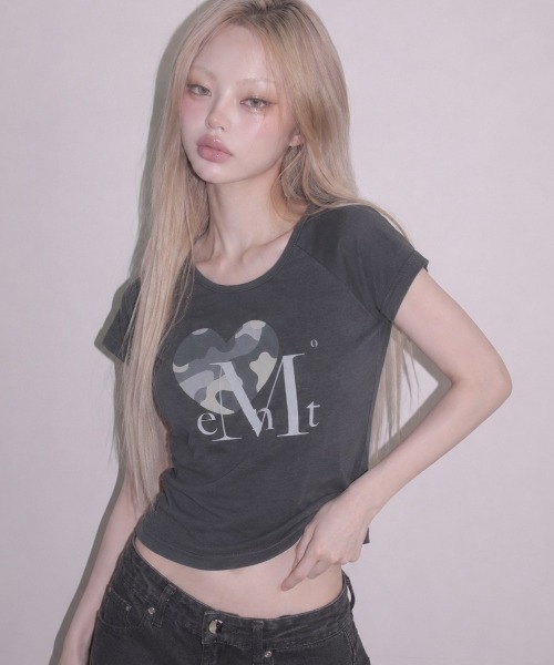 MUCENT(ムセント)の「A'GEM/9 × .kom 『MUCENT/ムセント』 CANYON HEART CAMO HALF T UNISEX/キャニオンハートカモ Tシャツ(Tシャツ/カットソー・レディース・カーキ/チャコールグレー・XS)」の1枚目の写真