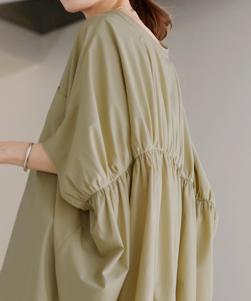 HUG.U（ハグユー）の「バックシャーリング半袖シャツ（シャツ/ブラウス・レディース・ホワイト/ベージュ/ブルー/ブラック・FREE）」の14枚目の写真