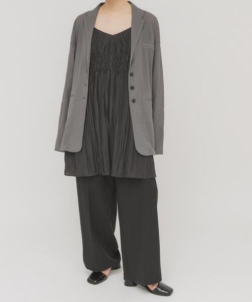 KBF（ケイビーエフ）の「リンクルミニキャミワンピース（ワンピース・レディース・ダークブラウン/チャコールグレー/アイボリー・ONE）」の3枚目の写真