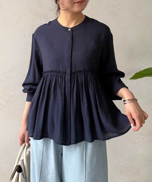 Jena espace merveilleux(ジェナ エスパスメルヴェイユ)の「シアーツイルギャザーブラウス(シャツ/ブラウス・レディース・ネイビー/オフホワイト・FREE)」の2枚目の写真