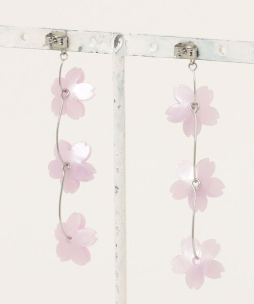 tone(トーン)の「【推しに愛されるアクセサリー】春を纏う、3連桜のピアス(サージカルステンレス)(MA)(ピアス(両耳用)・レディース・ピンク・FREE)」の19枚目の写真