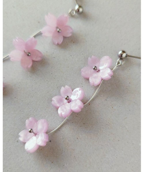 tone(トーン)の「【推しに愛されるアクセサリー】春を纏う、3連桜のピアス(サージカルステンレス)(MA)(ピアス(両耳用)・レディース・ピンク・FREE)」の1枚目の写真