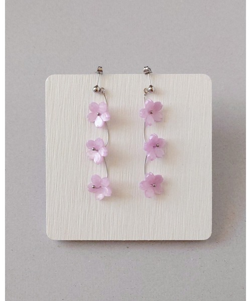tone(トーン)の「【推しに愛されるアクセサリー】春を纏う、3連桜のピアス(サージカルステンレス)(MA)(ピアス(両耳用)・レディース・ピンク・FREE)」の2枚目の写真