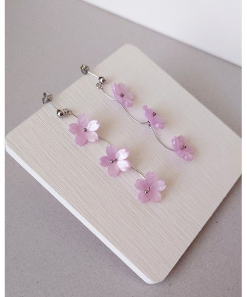 tone(トーン)の「【推しに愛されるアクセサリー】春を纏う、3連桜のピアス(サージカルステンレス)(MA)(ピアス(両耳用)・レディース・ピンク・FREE)」の3枚目の写真