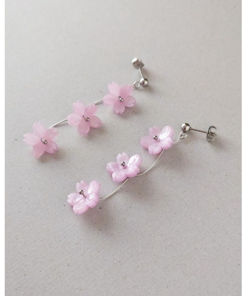 tone(トーン)の「【推しに愛されるアクセサリー】春を纏う、3連桜のピアス(サージカルステンレス)(MA)(ピアス(両耳用)・レディース・ピンク・FREE)」の4枚目の写真
