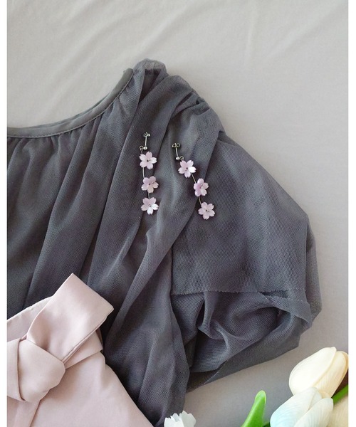 tone(トーン)の「【推しに愛されるアクセサリー】春を纏う、3連桜のピアス(サージカルステンレス)(MA)(ピアス(両耳用)・レディース・ピンク・FREE)」の5枚目の写真