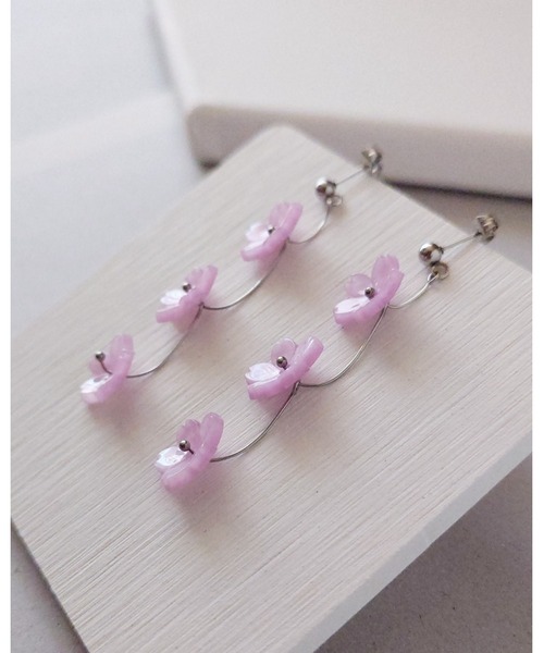 tone(トーン)の「【推しに愛されるアクセサリー】春を纏う、3連桜のピアス(サージカルステンレス)(MA)(ピアス(両耳用)・レディース・ピンク・FREE)」の7枚目の写真