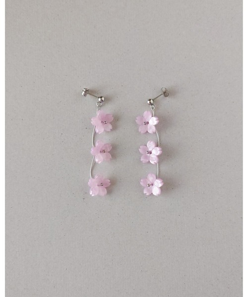 tone(トーン)の「【推しに愛されるアクセサリー】春を纏う、3連桜のピアス(サージカルステンレス)(MA)(ピアス(両耳用)・レディース・ピンク・FREE)」の8枚目の写真