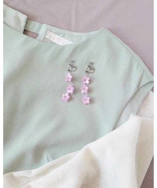 tone(トーン)の「【推しに愛されるアクセサリー】春を纏う、3連桜のピアス(サージカルステンレス)(MA)(ピアス(両耳用)・レディース・ピンク・FREE)」の13枚目の写真