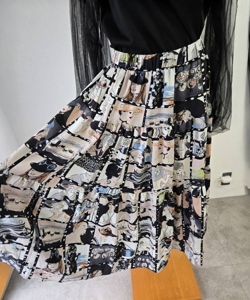 SCARF(スカーフ)の「大柄プリントスカート(スカート・レディース・ブラック/レッド・FREE)」の4枚目の写真
