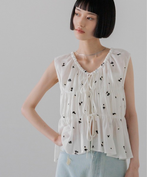 LOWRYS FARM（ローリーズファーム）の「ヨウリュウシシュウノースリーブ　867766（シャツ/ブラウス・レディース・ホワイト/アイボリー/ブラック・FREE）」の2枚目の写真