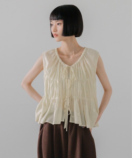 LOWRYS FARM（ローリーズファーム）の「ヨウリュウシシュウノースリーブ　867766（シャツ/ブラウス・レディース・ホワイト/アイボリー/ブラック・FREE）」の3枚目の写真