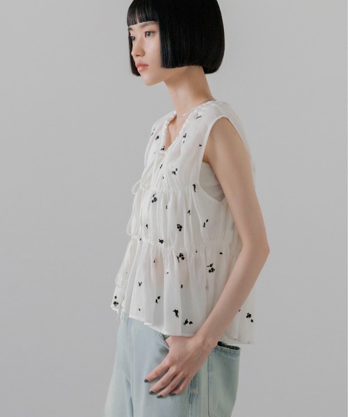 LOWRYS FARM（ローリーズファーム）の「ヨウリュウシシュウノースリーブ　867766（シャツ/ブラウス・レディース・ホワイト/アイボリー/ブラック・FREE）」の19枚目の写真
