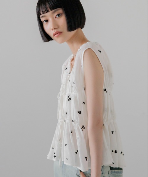 LOWRYS FARM（ローリーズファーム）の「ヨウリュウシシュウノースリーブ　867766（シャツ/ブラウス・レディース・ホワイト/アイボリー/ブラック・FREE）」の20枚目の写真