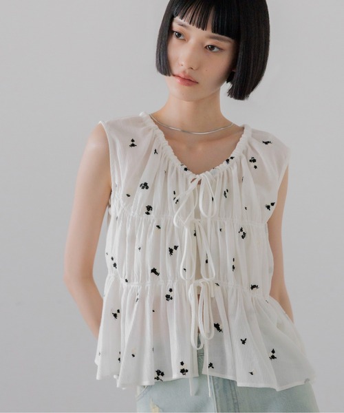 LOWRYS FARM（ローリーズファーム）の「ヨウリュウシシュウノースリーブ　867766（シャツ/ブラウス・レディース・ホワイト/アイボリー/ブラック・FREE）」の17枚目の写真