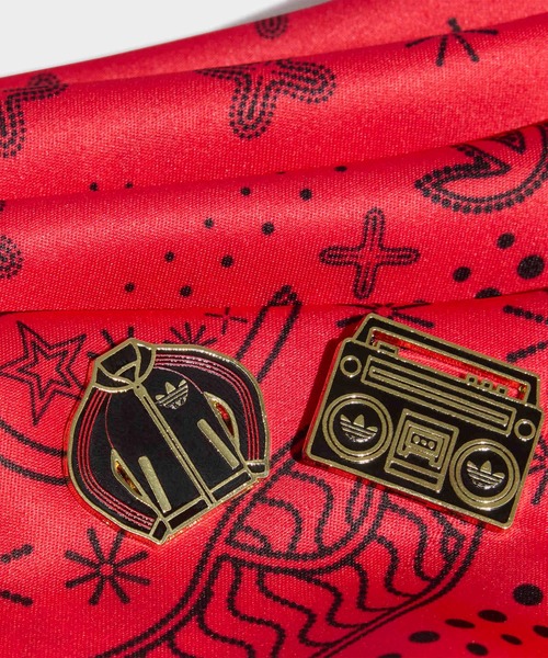 adidas(アディダス)の「ピン&スカーフ / アディダスオリジナルス adidas Originals(ストール/ショール・メンズ・ホワイト/ブラック/レッド・FREE)」の5枚目の写真