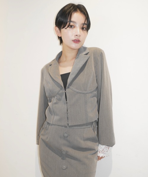 MAISON ELLIE（メゾンエリー）の「corset like cropped jacket（テーラードジャケット・レディース・ブラウン/グレー/ブラック・FREE）」の4枚目の写真