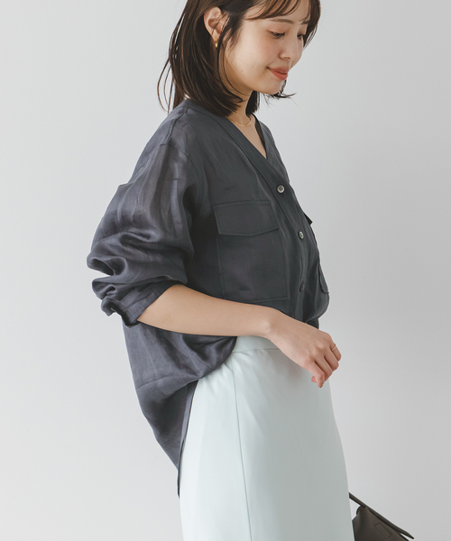 Noble（ノーブル）の「ラミーツイルシアーVカラーシャツ（シャツ/ブラウス・レディース・チャコールグレー/ホワイト/グリーン・FREE）」の9枚目の写真