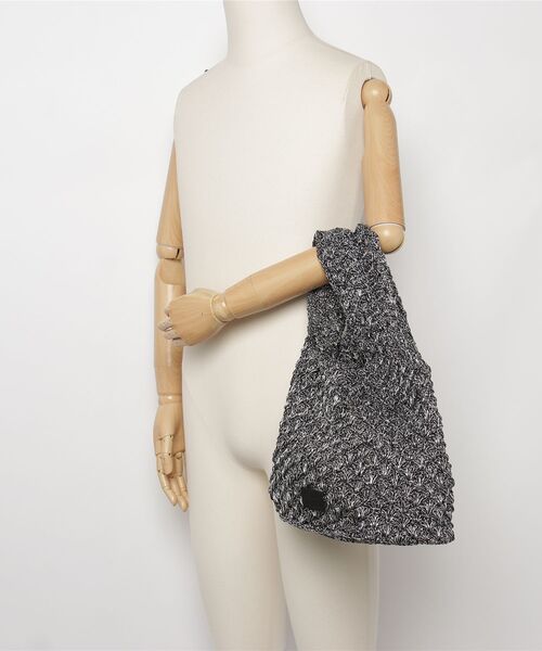 MASSIVE STORE（マッシブストア）の「【Swaraj/スワラージ】手編みのメタリックマクラメ・ハンドBAG（ハンドバッグ・メンズ・ブラック系・FREE）」の2枚目の写真