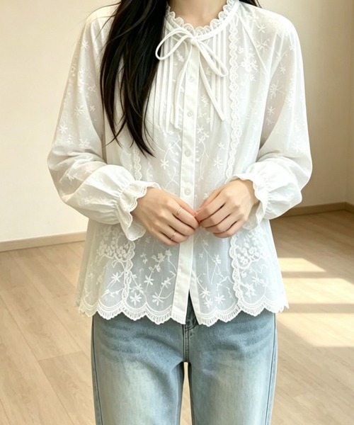 AMAJI(アマジ)の「立体刺繍 ビッグカラー 長袖シャツ(シャツ/ブラウス・レディース・ベージュ/ホワイト・FREE)」の1枚目の写真