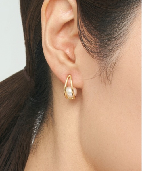 UNITED JEWELS-ef-(ユナイテッドジュエルズイフ)の「Double Line Pearl Stud Pierce(ピアス(両耳用)・レディース・シルバー/イエローゴールド・FREE)」の3枚目の写真