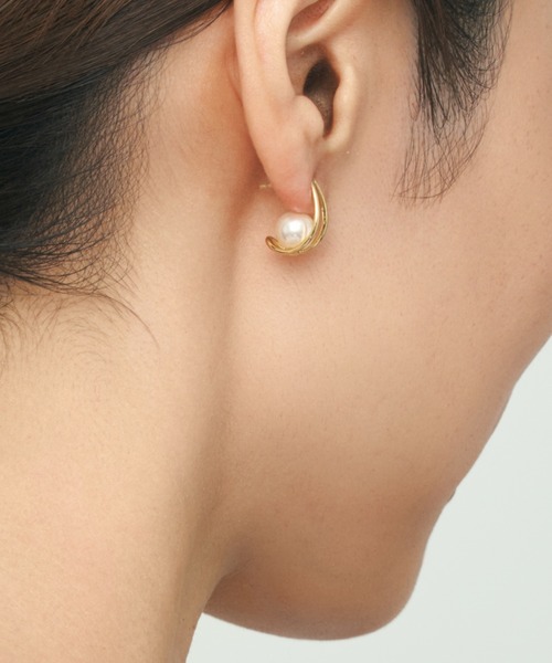 UNITED JEWELS-ef-(ユナイテッドジュエルズイフ)の「Double Line Pearl Stud Pierce(ピアス(両耳用)・レディース・シルバー/イエローゴールド・FREE)」の4枚目の写真
