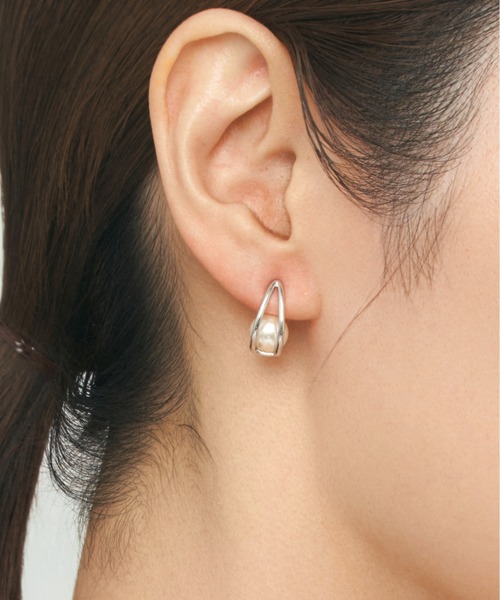 UNITED JEWELS-ef-(ユナイテッドジュエルズイフ)の「Double Line Pearl Stud Pierce(ピアス(両耳用)・レディース・シルバー/イエローゴールド・FREE)」の5枚目の写真
