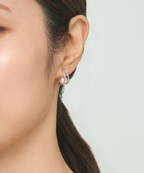 UNITED JEWELS-ef-(ユナイテッドジュエルズイフ)の「Double Line Pearl Stud Pierce(ピアス(両耳用)・レディース・シルバー/イエローゴールド・FREE)」の6枚目の写真