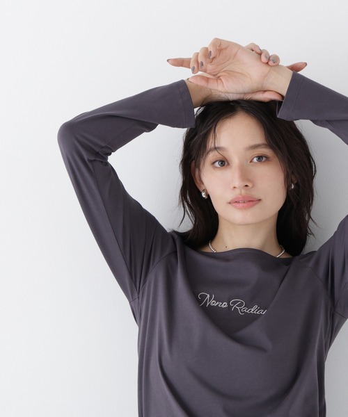 NATURAL BEAUTY BASIC(ナチュラルビューティーベーシック)の「刺繍ロゴロンT(Tシャツ/カットソー・レディース・オフホワイト/チャコールグレー・フリ-)」の2枚目の写真