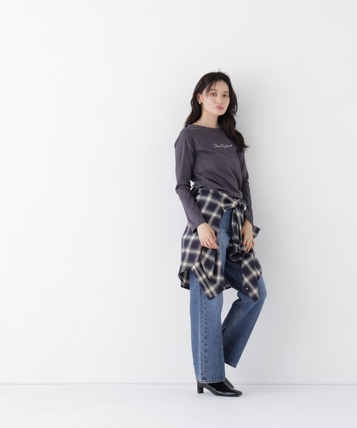 NATURAL BEAUTY BASIC(ナチュラルビューティーベーシック)の「刺繍ロゴロンT(Tシャツ/カットソー・レディース・オフホワイト/チャコールグレー・フリ-)」の11枚目の写真