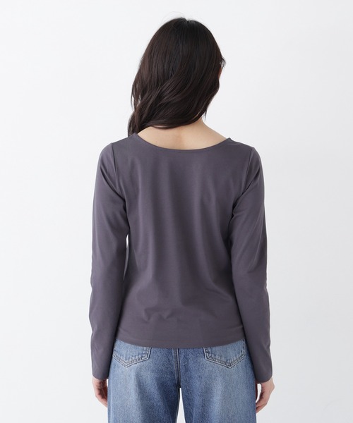 NATURAL BEAUTY BASIC(ナチュラルビューティーベーシック)の「刺繍ロゴロンT(Tシャツ/カットソー・レディース・オフホワイト/チャコールグレー・フリ-)」の4枚目の写真
