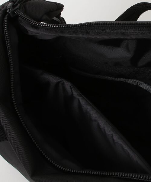 incase(インケース)の「INCO500104-BLK Incase Grid Shoulder Bag - Black(ショルダーバッグ・メンズ・ブラック・ONE SIZE)」の3枚目の写真
