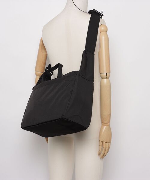 incase(インケース)の「INCO500104-BLK Incase Grid Shoulder Bag - Black(ショルダーバッグ・メンズ・ブラック・ONE SIZE)」の4枚目の写真