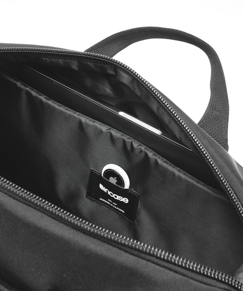 incase(インケース)の「INCO500104-BLK Incase Grid Shoulder Bag - Black(ショルダーバッグ・メンズ・ブラック・ONE SIZE)」の18枚目の写真