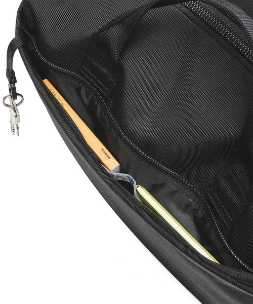 incase(インケース)の「INCO500104-BLK Incase Grid Shoulder Bag - Black(ショルダーバッグ・メンズ・ブラック・ONE SIZE)」の20枚目の写真