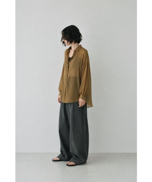 marjour（マージュール）の「SHEER CRINKLE STRIPE SHIRT（シャツ/ブラウス・レディース・ブラウン・M）」の4枚目の写真