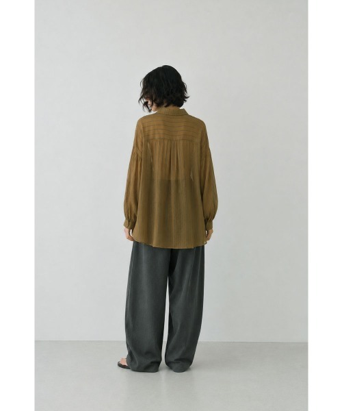 marjour（マージュール）の「SHEER CRINKLE STRIPE SHIRT（シャツ/ブラウス・レディース・ブラウン・M）」の3枚目の写真